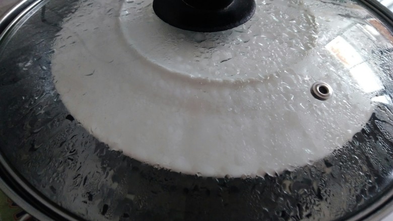 黑芝麻蒸蛋糕,盖上一个盘子，防止水蒸气滴落。锅里的水提前烧开，放上蒸屉中大火蒸40至50分钟左右。