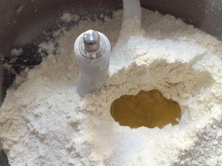 青菜鸡汤面,面条机里倒入两杯面粉，加入一小勺橄榄油和一点盐；