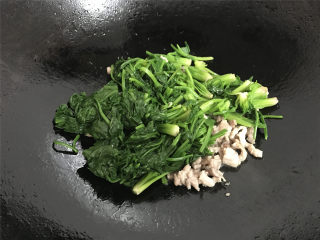 菠菜肉丝炒年糕,放入切成小段的菠菜，快速翻拌均匀。