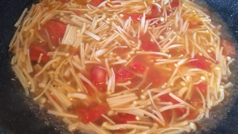 番茄金针菇鸡蛋汤,锅中倒入二碗清水，大火烧开。