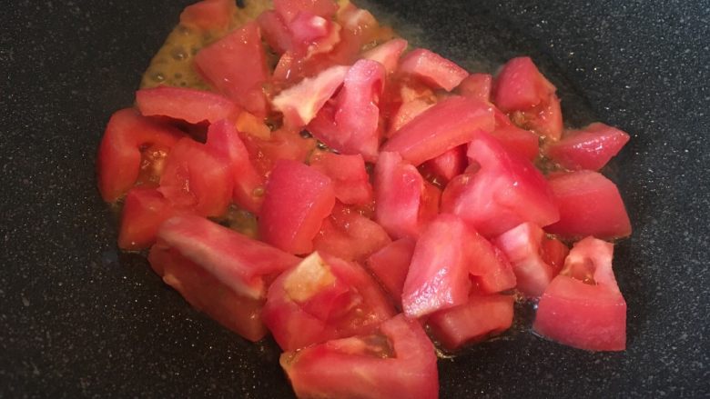 番茄金针菇鸡蛋汤,热锅热油放入番茄块，翻炒至番茄变软。