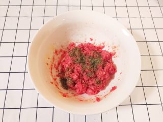 爆浆芝士牛肉丸子,加入欧芹碎，也可以用芹菜碎或者香菜碎代替