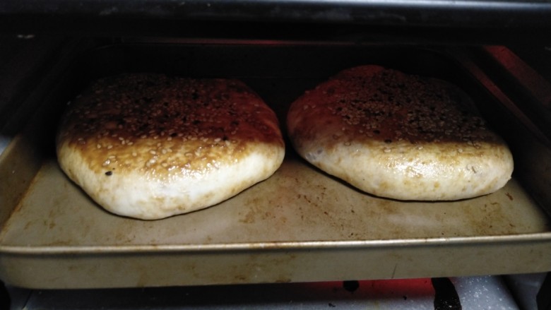 芝麻酱烧饼,烤箱200度预热5分钟，烤20分钟。