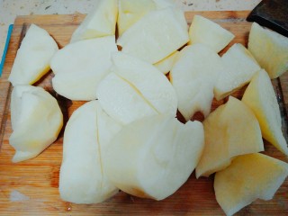 土豆丸（也叫假鱼丸）,将土豆切大块