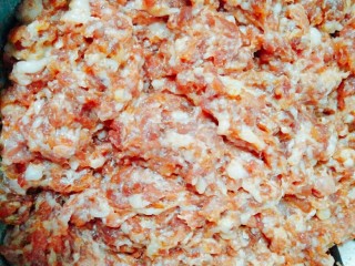 土豆丸（也叫假鱼丸）,猪肉加入所有调味料，搅拌均匀放一旁腌制半个小时