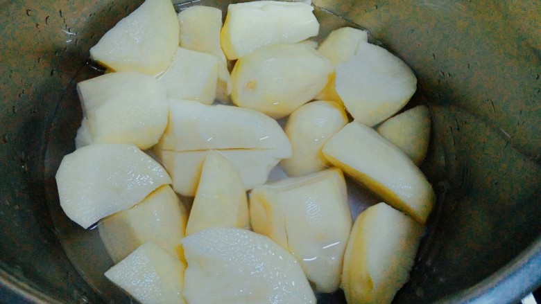 土豆丸（也叫假鱼丸）,放入高压锅，加入与水。水大概快没过土豆，压熟，我大概压25分钟