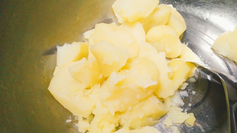 土豆丸（也叫假鱼丸）,煮好的土豆，沥干水，倒入大盆里
