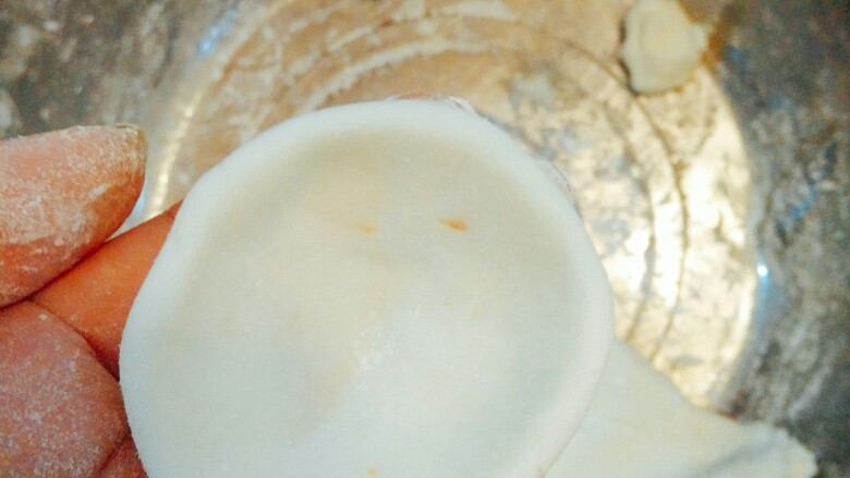 土豆丸（也叫假鱼丸）,取一个小面团用手捏出一个小碗