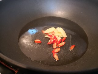 浓烩小黄鱼,热锅凉油，下姜片和辣椒爆香。如用豆瓣酱此时也下入炒香。