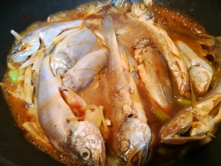 浓烩小黄鱼,直接加盐（记住，用了豆瓣酱这里就不要放盐）、糖、生抽、老抽、料酒。加水半没过鱼。加盖煮。