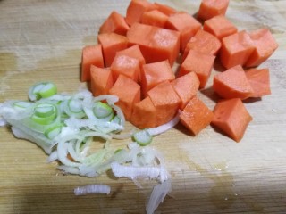 初冬温补~煲莲藕+莲子+猪肘肉+胡萝卜,胡萝卜切块，葱切片。