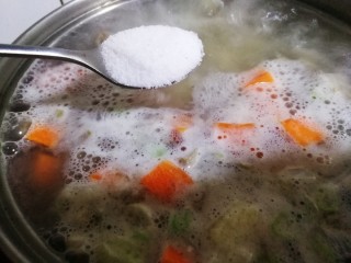 初冬温补~煲莲藕+莲子+猪肘肉+胡萝卜,然后改小火。并添加两小勺盐。继续把浮沫撇掉。炖45分钟。