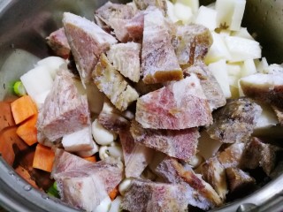 初冬温补~煲莲藕+莲子+猪肘肉+胡萝卜,再把切好的肘子肉块放入。