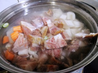 初冬温补~煲莲藕+莲子+猪肘肉+胡萝卜,锅内添水。没过食材