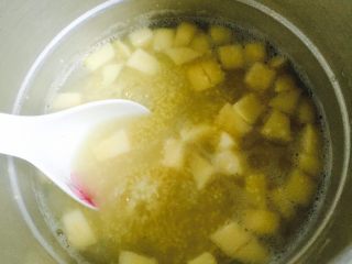 百变水果 苹果小米粥,中火煮10分钟，期间用勺子搅拌数次防止粘底（此步骤就不用盖上锅盖）