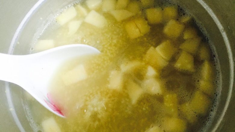 百变水果 苹果小米粥,中火煮10分钟，期间用勺子搅拌数次防止粘底（此步骤就不用盖上锅盖）