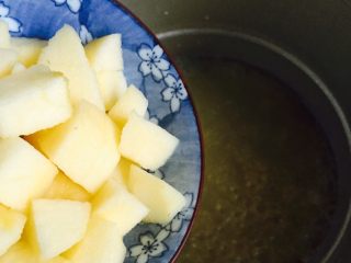 百变水果 苹果小米粥,待气阀消气后再打开锅盖，倒入切小块的苹果