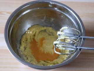 杏仁蛋糕,鸡蛋液分三次加入到黄油中搅打均匀；