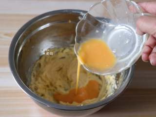 杏仁蛋糕,每次都要等搅打均匀后再加入下一次的蛋液；