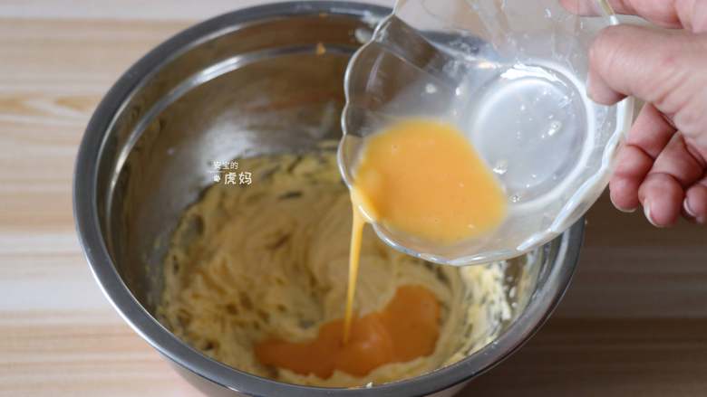 杏仁蛋糕,每次都要等搅打均匀后再加入下一次的蛋液；