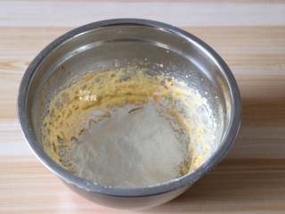 杏仁蛋糕,筛入低筋面粉和泡打粉的混合物，翻拌均匀；