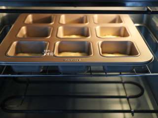 杏仁蛋糕,烤箱预热好，180度中层上下火烤18分钟；