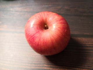 百变水果  苹果圈,准备苹果一个。