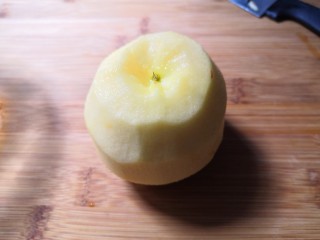 百变水果  苹果圈,洗净，去皮。