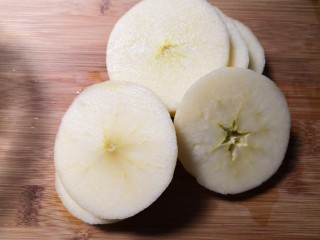 百变水果  苹果圈,切大约0.5cm厚片。
