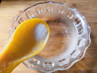 百变水果  苹果圈,碗中装入适量清水，加入少许盐搅拌均匀。