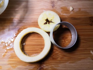 百变水果  苹果圈,饼干模具往下压，把中间部分去出来不要。