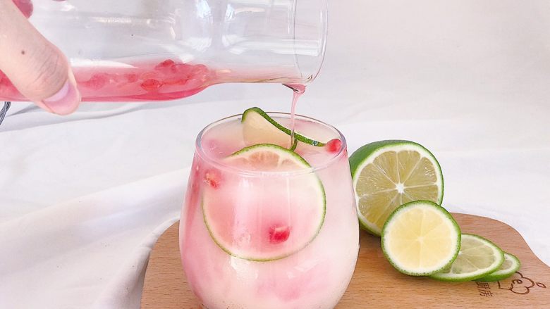 百变水果：粉色气泡水,最后倒压好的石榴汁即可