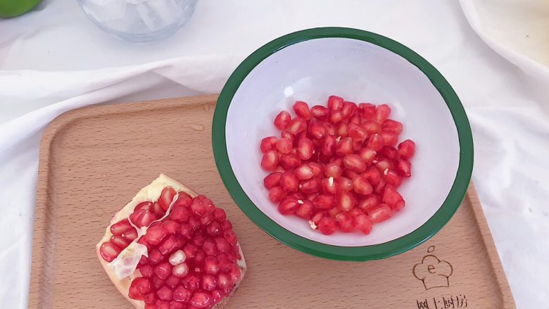 百变水果：粉色气泡水,食材处理：

石榴去皮取籽备用