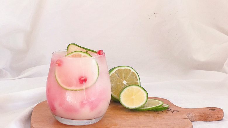 百变水果：粉红气泡水,
一杯少女心满满的气泡饮就完成啦 是不是很简单