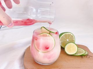 百变水果：粉红气泡水,
最后倒入压好的石榴汁就完成啦