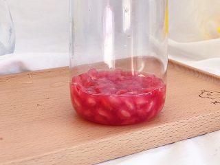 百变水果：粉红气泡水,
石榴籽取一部分倒入水瓶里用勺子或者擀面杖压出石榴汁备用 一部分留完整颗粒