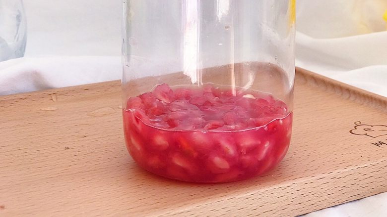 百变水果：粉红气泡水,
石榴籽取一部分倒入水瓶里用勺子或者擀面杖压出石榴汁备用 一部分留完整颗粒