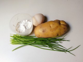 葱香土豆鸡蛋饼,准备好土豆，鸡蛋，面粉，小葱
