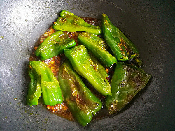 虎皮青椒,然后将虎皮青椒放入，将调味汁浇到青椒上面。
