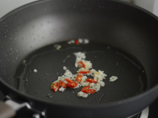 秋葵荷包蛋,用锅里的底油爆香蒜和小米辣