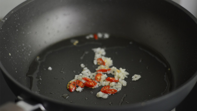 秋葵荷包蛋,用锅里的底油爆香蒜和小米辣