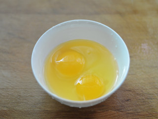 秋葵荷包蛋,鸡蛋打入碗中