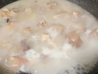 冬季暖身汤《白果炖羊蹄》,待羊蹄熟透、汤汁浓郁、就差不多可以起锅了。