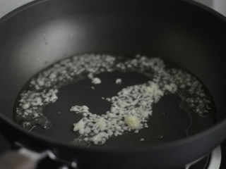 彩蔬炸酱面,锅里倒入少许油，放入蒜沫爆香