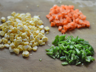 彩蔬炸酱面,玉米剥成小粒，胡萝卜、青椒切小丁