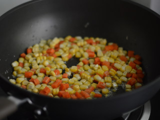 彩蔬炸酱面,加入胡萝卜、玉米粒，翻炒