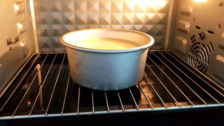 榴莲芝士蛋糕,底层烤盘装入热水，同一层再放上烤架
165度上下火烤60分钟，最后10分钟调高温度上色