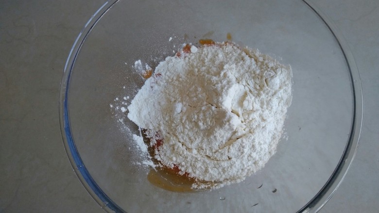 柿子软煎饼,倒入面粉。