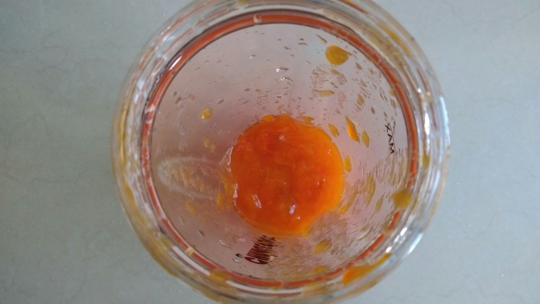 柿子软煎饼,柿子去皮，把果肉放进搅拌机里。