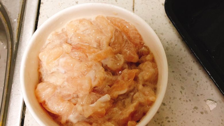 京酱鸡肉丝-可做早餐,加适量清水搅拌均匀，腌制20分钟。